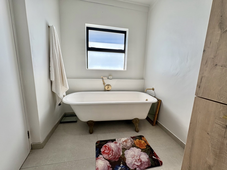 4 Bedroom Property for Sale in Hoog En Droog Western Cape